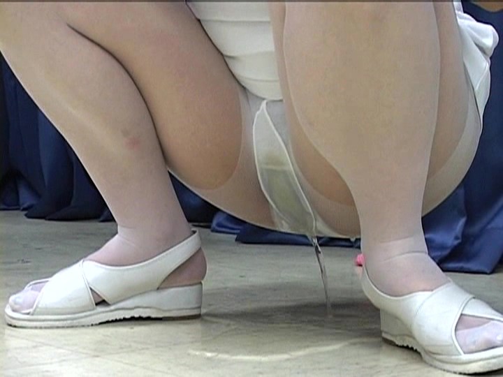 チョロ～っと股間から溢れ出る