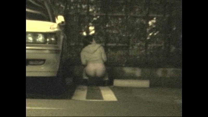 夜の駐車場でジャー