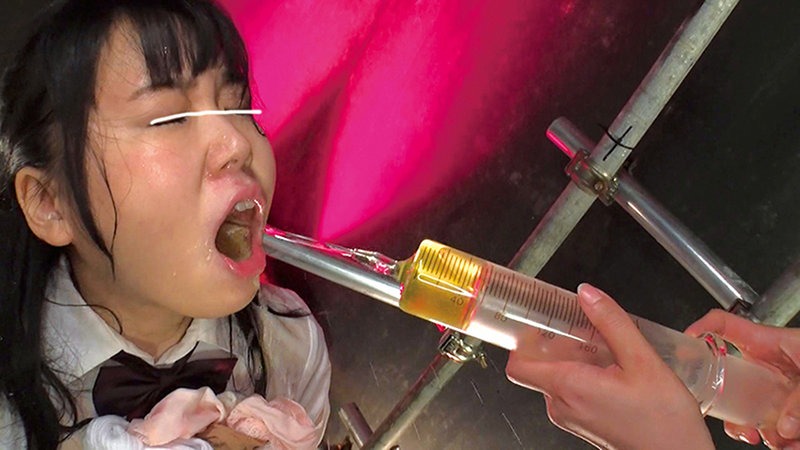 注射器で口の中に押し込む